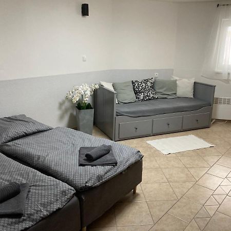 Deduv Sklep Apartment Hlohovec Bagian luar foto