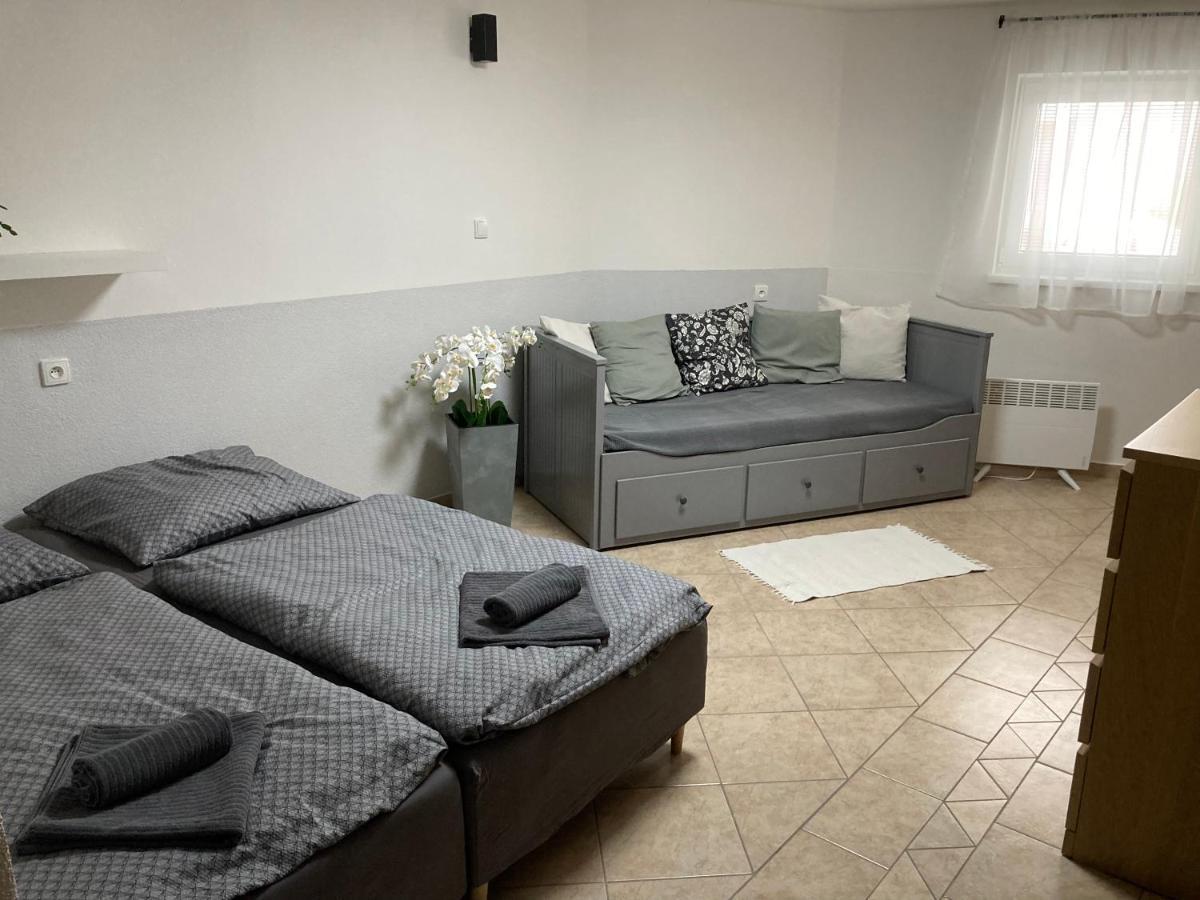 Deduv Sklep Apartment Hlohovec Bagian luar foto