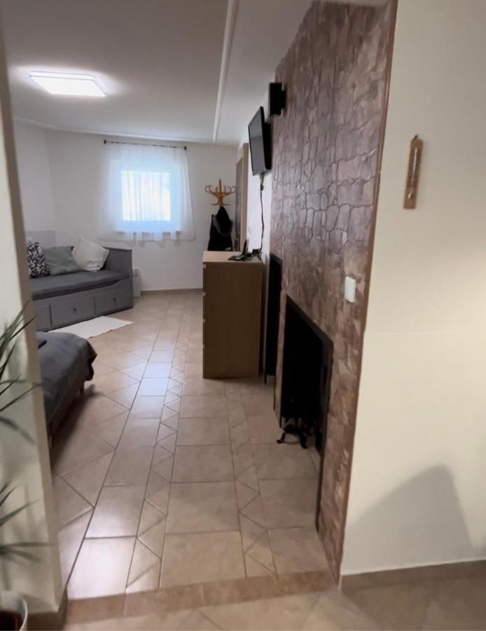 Deduv Sklep Apartment Hlohovec Bagian luar foto